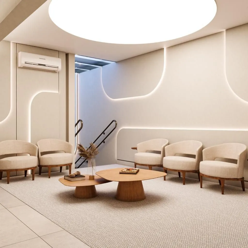Sala de espera da Clínica Giaro com poltronas claras